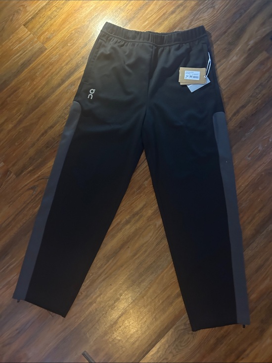 On Running Other - On Running Black track IKON pants wirh grey side panels